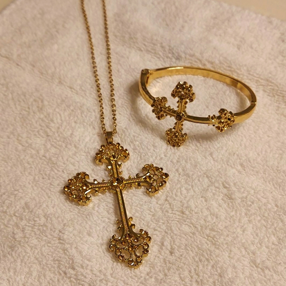 Goldtone Womens necklace and bracelet set